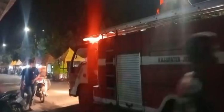 Jago Merah Ngamuk di Pasar Rambipuji, 5 Lapak Jadi Sate Gosongnya