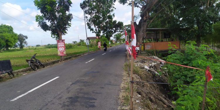 HATI-HATI! Jalan Delanggu–Juwiring Longsor, Tapi Pemerintahnya Masih Tegak Lurus