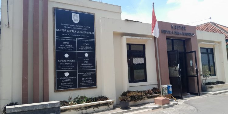 “Kantor Desa Disegel Dua Hari, Ahli Waris ‘Ngambek’, Kepala Desa ‘Ngalembur’, Dispermasdes Janji Rampung Cepat — Drama Tukar Guling Tanah di Kadirejo Akhirnya Cair!”