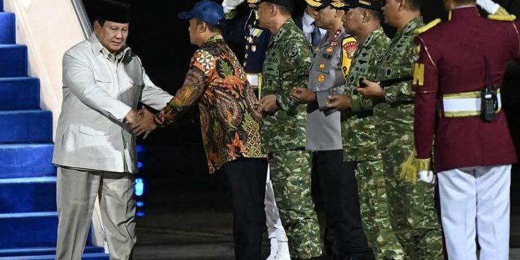 Prabowo Pulang dari KTT APEC: Dunia Disalami, Indonesia Dipeluk Lagi!
