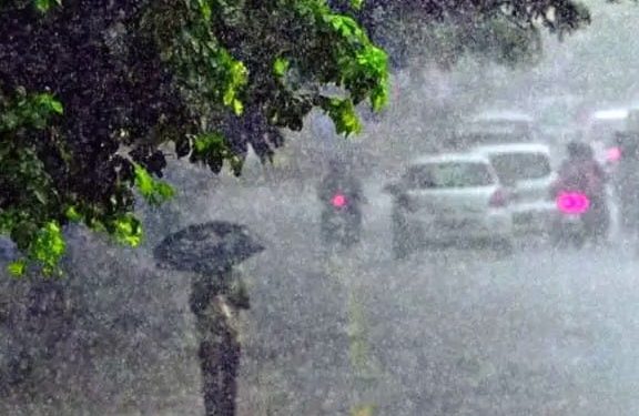 BMKG Ramal Cuaca Ekstrem di Malang Raya: Langit Galau, Warga Jangan Baper!