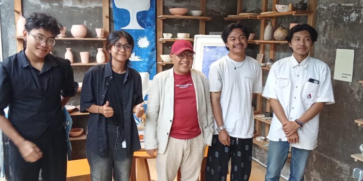 Empat Mahasiswa Unesa Menyulam Keramik Jadi Kisah Berjiwa